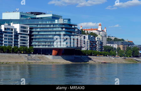 Foto von der Gebäude entlang der Donau in Bratislava, die Hauptstadt der Slowakei. Die rote überdachte Burg Bratislava sichtbar ist. Das Schloss stammt aus dem 13. Jahrhundert beherbergt das slowakische Parlament. 21. Jahrhundert Stockfoto