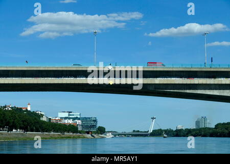 Foto genommen von Brücken, die die Länge der Donau in Bratislava, die Hauptstadt der Slowakei. Vom 21. Jahrhundert Stockfoto