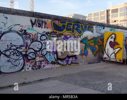 Foto zeigt einige der Graffiti auf der Berliner Mauer (Berliner Mauer). Die Berliner Mauer war ein bewachter konkrete Sperre, dass Berlin von 1961 bis 1989 unterteilt. Die von der Deutschen Demokratischen Republik (DDR, Ost Deutschland) die Wand vollständig aus West-berlin aus der DDR und aus Ostberlin bis Regierungsbeamte im November 1989 gebaut. Sein Abriss begann offiziell am 13. Juni 1990 und wurde im Jahr 1992 abgeschlossen. Vom 21. Jahrhundert Stockfoto