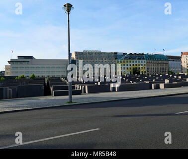 Foto des Denkmals für die ermordeten Juden Europas (Holocaust-mahnmal), in Berlin. Für die jüdischen Opfer des Holocaust, entworfen von Architekt Peter Eisenman und Ingenieur Buro Happold gewidmet. Es besteht aus Betonplatten oder telae", die in einem Raster auf einer geneigten Bereich angeordnet. Vom 21. Jahrhundert Stockfoto