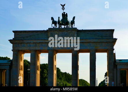 Foto des Brandenburger Tor (Brandenburger Tor), ein aus dem 18. Jahrhundert klassizistische Denkmal, in Berlin, erbaut auf Befehl des preußischen Königs Friedrich Wilhelm II. (1744-1797). Vom 21. Jahrhundert Stockfoto