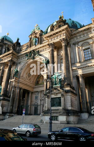 Foto von der Außenseite der Berliner Dom (Berliner Dom), auf der Museumsinsel, im Stadtzentrum gelegen. Die Kathedrale ist die größte in Berlin und ist heute noch im Einsatz. Obwohl das Gebäude nur stammt aus dem Jahr 1905, als das Haus der Kirche der Hohenzollern, die Krypta ist die Ruhestätte für Hohenzollern alle den Weg gehen zurück bis 1455. Vom 21. Jahrhundert Stockfoto