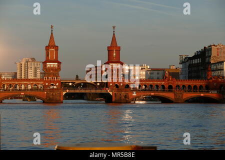 Foto von der Oberbaumbrücke (Oberbaumbrücke) eine doppelstöckige Brücke über die Berliner Spree, das als eines der Wahrzeichen der Stadt. Es verbindet Friedrichshain und Kreuzberg, ehemaligen Bezirken, die durch die Berliner Mauer geteilt waren, und hat ein wichtiges Symbol der Einheit geworden. Vom 21. Jahrhundert Stockfoto