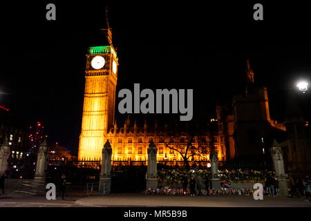 Foto, die Tribute außerhalb des Parlaments in London, nach dem 22. März 2017, terroristische Angriffe. Der Angreifer, der 52-jährige Brite Khalid Massud, fuhr ein Auto in Fußgänger auf dem Gehweg entlang der Südseite der Westminster Bridge und Bridge Street, mehr als 50 Menschen verletzt worden, vier von ihnen tödlich. Vom 21. Jahrhundert Stockfoto