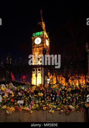 Foto, die Tribute außerhalb des Parlaments in London, nach dem 22. März 2017, terroristische Angriffe. Der Angreifer, der 52-jährige Brite Khalid Massud, fuhr ein Auto in Fußgänger auf dem Gehweg entlang der Südseite der Westminster Bridge und Bridge Street, mehr als 50 Menschen verletzt worden, vier von ihnen tödlich. Vom 21. Jahrhundert Stockfoto