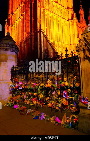 Foto, die Tribute außerhalb des Parlaments in London, nach dem 22. März 2017, terroristische Angriffe. Der Angreifer, der 52-jährige Brite Khalid Massud, fuhr ein Auto in Fußgänger auf dem Gehweg entlang der Südseite der Westminster Bridge und Bridge Street, mehr als 50 Menschen verletzt worden, vier von ihnen tödlich. Vom 21. Jahrhundert Stockfoto