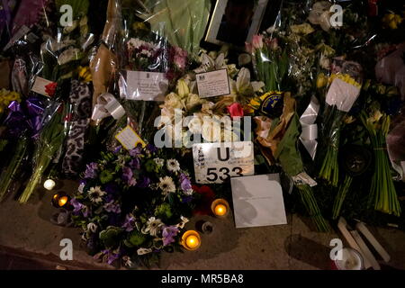 Foto, die Tribute außerhalb des Parlaments in London, nach dem 22. März 2017, terroristische Angriffe. Der Angreifer, der 52-jährige Brite Khalid Massud, fuhr ein Auto in Fußgänger auf dem Gehweg entlang der Südseite der Westminster Bridge und Bridge Street, mehr als 50 Menschen verletzt worden, vier von ihnen tödlich. Vom 21. Jahrhundert Stockfoto