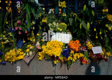 Foto, die Tribute außerhalb des Parlaments in London, nach dem 22. März 2017, terroristische Angriffe. Der Angreifer, der 52-jährige Brite Khalid Massud, fuhr ein Auto in Fußgänger auf dem Gehweg entlang der Südseite der Westminster Bridge und Bridge Street, mehr als 50 Menschen verletzt worden, vier von ihnen tödlich. Vom 21. Jahrhundert Stockfoto