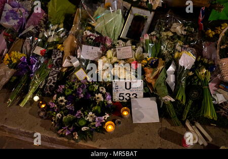 Foto, die Tribute außerhalb des Parlaments in London, nach dem 22. März 2017, terroristische Angriffe. Der Angreifer, der 52-jährige Brite Khalid Massud, fuhr ein Auto in Fußgänger auf dem Gehweg entlang der Südseite der Westminster Bridge und Bridge Street, mehr als 50 Menschen verletzt worden, vier von ihnen tödlich. Vom 21. Jahrhundert Stockfoto