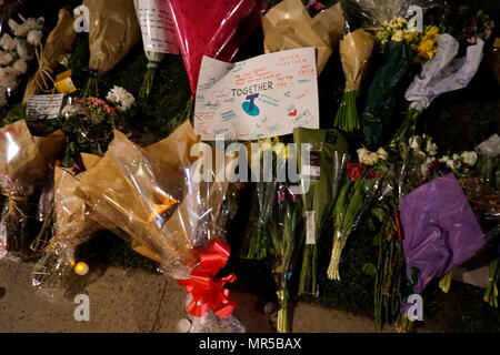 Foto, die Tribute außerhalb des Parlaments in London, nach dem 22. März 2017, terroristische Angriffe. Der Angreifer, der 52-jährige Brite Khalid Massud, fuhr ein Auto in Fußgänger auf dem Gehweg entlang der Südseite der Westminster Bridge und Bridge Street, mehr als 50 Menschen verletzt worden, vier von ihnen tödlich. Vom 21. Jahrhundert Stockfoto