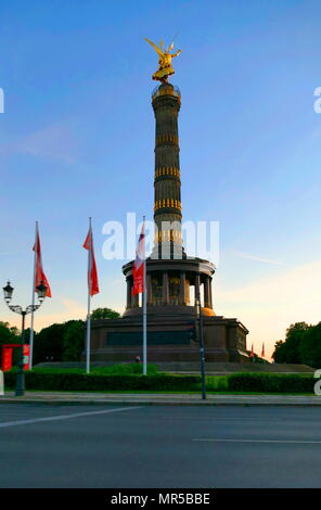 Foto von der Siegessäule (Siegessaule) Denkmal in Berlin, Deutschland. Von Heinrich Strack konzipiert, nach 1864 dem preußischen Sieg in der Danish-Prussian Krieg zu gedenken. Heinrich Strack (1805-1880) ein deutscher Architekt der Schinkelschule. Vom 21. Jahrhundert Stockfoto