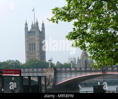 Häuser des Parlaments angesehen von Lambeth auf der Südseite der Themse, London Stockfoto