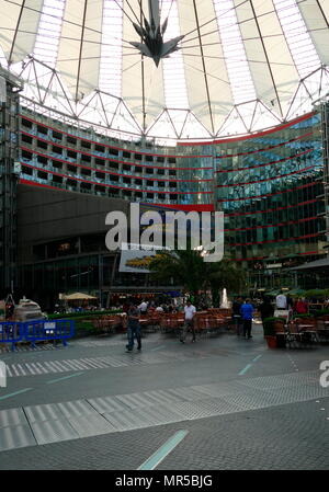 Das Sony Center ist ein Gebäudeensemble am Potsdamer Platz in Berlin. Das im Jahr 2000 eröffnet und beherbergt die Sony Deutschlandzentrale. Das Zentrum wurde von Helmut Jahn und Peter Walker entwickelt wurde. Stockfoto