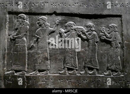 Detail aus der schwarze Obelisk, von Salmanassar III. Eine schwarze Kalkstein Assyrische Skulptur mit Szenen in Reliefs und Inschriften. Es kommt von Nimrud (antike Kalhu), im Norden des Irak, und erinnert an die Taten des Königs Salmanassar III (regierte 858-824 v. Chr.). Stockfoto