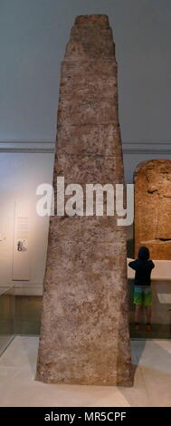 Die weiße Obelisk von Assurnasirpal, fand ich in der alten assyrischen Ansiedlung von Ninive, die im Norden des Irak. Der britische Archäologe Hormuzd Rassam ausgegraben 1853 Der weiße Obelisk ist aus weissem Kalkstein mit gravierten Dekoration in der Entlastung von allen Seiten, die Kampagnen und Freizeitaktivitäten. 1050 v. Chr. Stockfoto