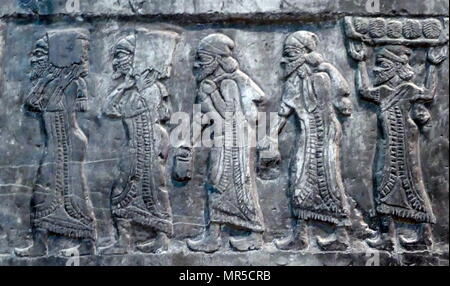 Detail aus der schwarze Obelisk, von Salmanassar III. Eine schwarze Kalkstein Assyrische Skulptur mit Szenen in Reliefs und Inschriften. Es kommt von Nimrud (antike Kalhu), im Norden des Irak, und erinnert an die Taten des Königs Salmanassar III (regierte 858-824 v. Chr.). Stockfoto