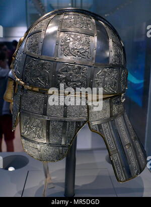 Wiederaufbau der Sutton Hoo Helm, eine dekorierte Angelsächsischen Helm während der Ausgrabung 1939 der Sutton Hoo Schiff entdeckt - Beerdigung. Um 625 N.CHR. verschüttet wurden. Es geglaubt wird, der Helm von König Raedwald wurden; für die kunstvolle Dekoration gegeben ist, eine sekundäre Funktion fast vergleichbar mit einer Krone haben können. Stockfoto