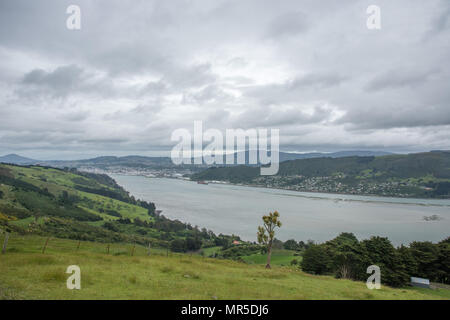 Dunedin, Otago, New Zealand-December 12,2016: Erhöhte Blick über die Halbinsel Otago mit üppigen Berglandschaft und Wolken in Dunedin, Neuseeland Stockfoto