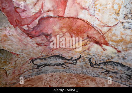 Replica Malerei aus der Höhle von Altamira (Cueva de Altamir) in der Nähe der historischen Stadt Santillana del Mar in Kantabrien, Spanien gelegen, ist für seine zahlreichen parietalen Höhlenmalereien mit kohlezeichnungen und polychrome Gemälde zeitgenössischer Flora und menschliche Hände, zwischen 18.500 und 14.000 Jahren während der jungpaläolithikum Erstellt von Paleo menschlichen Siedler bekannt. Die frühesten Bilder in der Höhle wurden rund 35.600 Jahren ausgeführt. Stockfoto