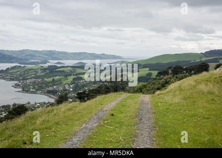 Dunedin, Otago, New Zealand-December 12,2016: Erhöhte Blick über die Halbinsel Otago mit Bergen und Landstraße in Dunedin, Neuseeland Stockfoto