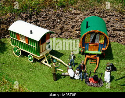 Zigeunerwagen auf dem Dorfplatz, im Modell Dorf an Bekonscot, Buckinghamshire, England, das älteste Modell Dorf in der Welt. Stockfoto