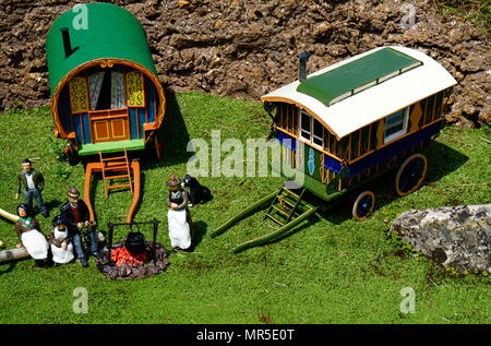 Zigeunerwagen auf dem Dorfplatz, im Modell Dorf an Bekonscot, Buckinghamshire, England, das älteste Modell Dorf in der Welt. Stockfoto