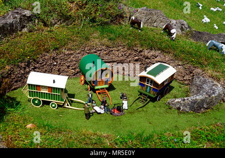 Zigeunerwagen auf dem Dorfplatz, im Modell Dorf an Bekonscot, Buckinghamshire, England, das älteste Modell Dorf in der Welt. Stockfoto