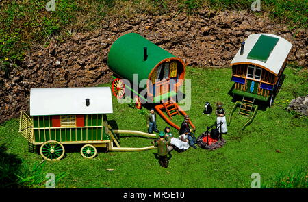 Zigeunerwagen auf dem Dorfplatz, im Modell Dorf an Bekonscot, Buckinghamshire, England, das älteste Modell Dorf in der Welt. Stockfoto