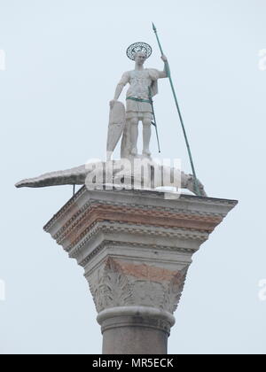 Statue des hl. Theodoros auf westlichen Spalte in Piazzetta in Venedig. Stockfoto