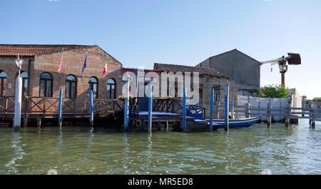 Murano in der Lagune von Venedig, Norditalien. Es liegt etwa 1,5 Kilometer (0,9 Meilen) nördlich von Venedig. Es ist berühmt für seine Glasindustrie Stockfoto