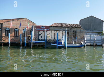 Murano in der Lagune von Venedig, Norditalien. Es liegt etwa 1,5 Kilometer (0,9 Meilen) nördlich von Venedig. Es ist berühmt für seine Glasindustrie Stockfoto