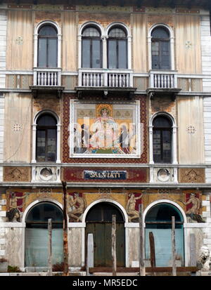 Palazzo Salviati am Grand Canal in Venedig, Italien. Das Gebäude wurde als ein Geschäft und der Ofen der Salviati Familie zwischen 1903 und 1906, entworfen von dem Architekten Giacomo dell'Olivo gebaut. Das Unternehmen wurde 1859 von Antonio Salviati gegründet. 1924 Das Gebäude wurde einer Renovierung unterzogen, die ein zusätzliches Stockwerk und die Platzierung von einem großen Mosaik Fassade beteiligt. Stockfoto