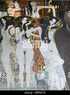 Der Beethovenfries ist ein Gemälde von Gustav Klimt in der Sezession, Wien, Österreich. 1901, Klimt gemalt Der Beethovenfries für die 14 Wiener Sezession Ausstellung in der Feier des Komponisten. Nur für die Ausstellung, den Fries wurde direkt auf die Wände mit leichten Materialien gemalt. Der Fries zeigt die menschliche Sehnsucht nach Glück in einem Leiden und stürmischen Welt, in der ein ringt nicht nur mit externen böse Kräfte, sondern auch mit internen Schwächen. Stockfoto