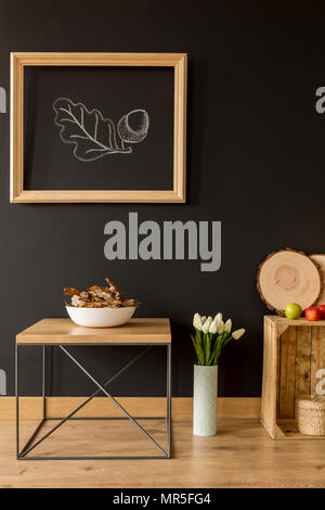 Zimmer mit schwarze Wand und ökologische Holzmöbel Stockfoto