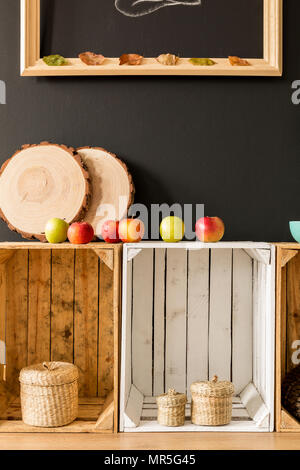 Regale aus Holzpaletten, stehend auf einem schwarzen Hintergrund gemacht Stockfoto