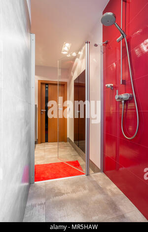 Enge Badezimmer mit Dusche mit Rote Wand konzipiert Stockfoto