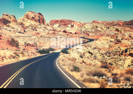 Retro getonten Bild einer schönen kurvenreichen Straße, Travel Concept, Nevada, USA. Stockfoto