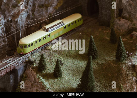 Bergbahn mit Vintage Zug auf der Miniatur Modell. Stockfoto