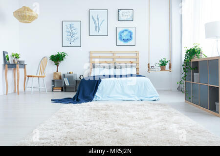 Neues Design mit Pflanzen, Schlafzimmer mit Doppelbett, Poster, Schminktisch Stockfoto