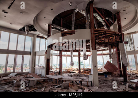 An einem verlassenen Turm Restaurant und Bar in Bangkok, Thailand Stockfoto