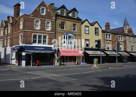 Eine Reihe von Geschäften auf der Woodstock Road, Oxford mit Wohnimmobilien über Ihnen. Stockfoto