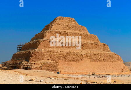 Stufenpyramide des Djoser in Sakkara, Ägypten. Sakkara war eine antike Grabstätte in Ägypten, als die Nekropole für die ägyptische Hauptstadt Memphis. Djoser war der erste oder der zweite König von der dritten Dynastie (Ca. 2667 bis 2648 v. Chr.) des Ägyptischen Alten Reiches (Ca. 2686 bis 2125 v. Chr.) Stockfoto