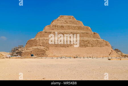 Stufenpyramide des Djoser in Sakkara, Ägypten. Sakkara war eine antike Grabstätte in Ägypten, als die Nekropole für die ägyptische Hauptstadt Memphis. Djoser war der erste oder der zweite König von der dritten Dynastie (Ca. 2667 bis 2648 v. Chr.) des Ägyptischen Alten Reiches (Ca. 2686 bis 2125 v. Chr.) Stockfoto