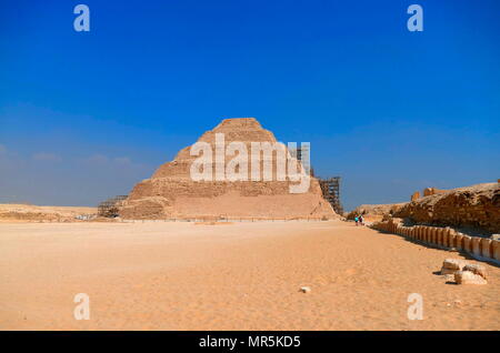 Stufenpyramide des Djoser in Sakkara, Ägypten. Sakkara war eine antike Grabstätte in Ägypten, als die Nekropole für die ägyptische Hauptstadt Memphis. Djoser war der erste oder der zweite König von der dritten Dynastie (Ca. 2667 bis 2648 v. Chr.) des Ägyptischen Alten Reiches (Ca. 2686 bis 2125 v. Chr.) Stockfoto