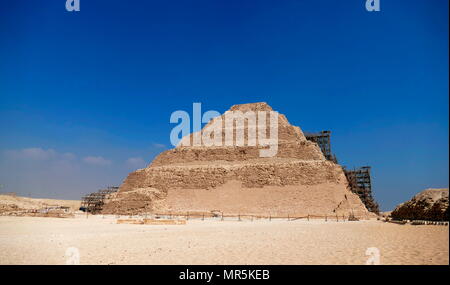 Stufenpyramide des Djoser in Sakkara, Ägypten. Sakkara war eine antike Grabstätte in Ägypten, als die Nekropole für die ägyptische Hauptstadt Memphis. Djoser war der erste oder der zweite König von der dritten Dynastie (Ca. 2667 bis 2648 v. Chr.) des Ägyptischen Alten Reiches (Ca. 2686 bis 2125 v. Chr.) Stockfoto