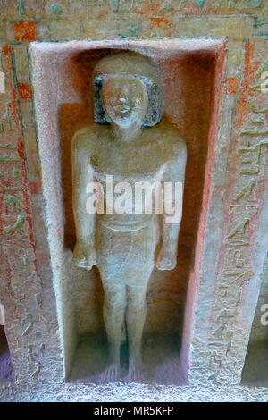 Nische mit hohem Relief Statue von Idu. Vom Grab von Idu in der Nekropole von Gizeh, Kairo, Ägypten. G 7102 oder die Idu Mastaba liegt östlich von Königin Hetepheres Pyramide in der Großen Pyramide komplex. Er war ein Beamter der sechsten Dynastie, wahrscheinlich während der Herrschaft von Pepi I. Er ist der Titel Griffel der Königlichen Dokumente' statt, Pepi ich Meryre (2332-2287 v. Chr.), als der dritte König der sechsten Dynastie regierte Stockfoto