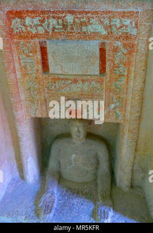 Falsche Tür der Idu. Vom Grab von Idu in der Nekropole von Gizeh, Kairo, Ägypten. G 7102 oder die Idu Mastaba liegt östlich von Königin Hetepheres Pyramide in der Großen Pyramide komplex. Er war ein Beamter der sechsten Dynastie, wahrscheinlich während der Herrschaft von Pepi I. Er ist der Titel Griffel der Königlichen Dokumente' statt, Pepi ich Meryre (2332-2287 v. Chr.), als der dritte König der sechsten Dynastie regierte Stockfoto