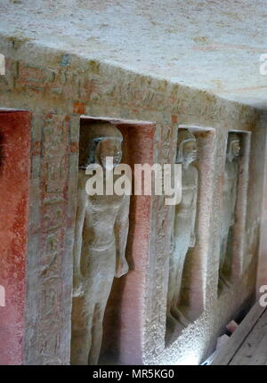 Nische mit hohem Relief Statue von Idu. Vom Grab von Idu in der Nekropole von Gizeh, Kairo, Ägypten. G 7102 oder die Idu Mastaba liegt östlich von Königin Hetepheres Pyramide in der Großen Pyramide komplex. Er war ein Beamter der sechsten Dynastie, wahrscheinlich während der Herrschaft von Pepi I. Er ist der Titel Griffel der Königlichen Dokumente' statt, Pepi ich Meryre (2332-2287 v. Chr.), als der dritte König der sechsten Dynastie regierte Stockfoto