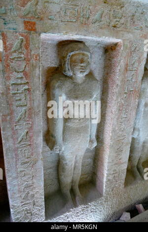 Nische mit hohem Relief Statue von Idu. Vom Grab von Idu in der Nekropole von Gizeh, Kairo, Ägypten. G 7102 oder die Idu Mastaba liegt östlich von Königin Hetepheres Pyramide in der Großen Pyramide komplex. Er war ein Beamter der sechsten Dynastie, wahrscheinlich während der Herrschaft von Pepi I. Er ist der Titel Griffel der Königlichen Dokumente' statt, Pepi ich Meryre (2332-2287 v. Chr.), als der dritte König der sechsten Dynastie regierte Stockfoto