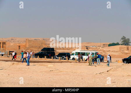 Hohe Sicherheit Besucher Bewachung zur Pyramide und Nekropole von Gizeh, Ägypten, folgende Ängste vor Terroranschlägen. Der große schwarze Van verwendet Blocking Technologie Mobiltelefon Signale Sprengstoff zu zünden. Stockfoto